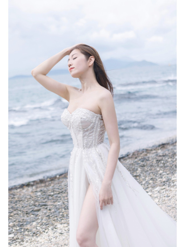 陳自瑤連任7年豐胸代言人解放32C上圍！海邊高炒辣照超驚艷 索爆女人味滿瀉