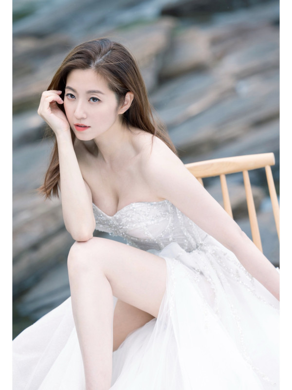 陈自瑶穿超高衩贴身旗袍性感庆中秋！S级曲线“好生养”惊艳网友：人间仙女