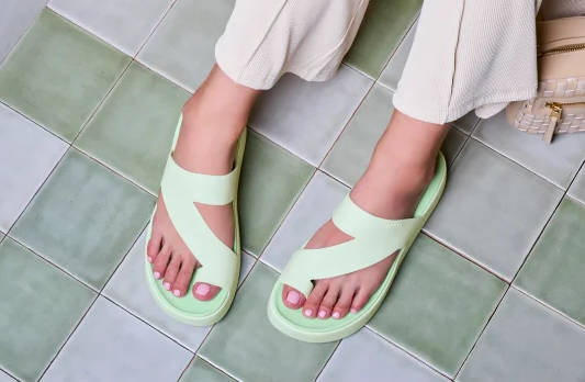 雨季外遊必備！Crocs3大防水速乾鞋款推介：厚底增高兼防臭/Hello Kitty聯乘系列/經典芭蕾風平底鞋 