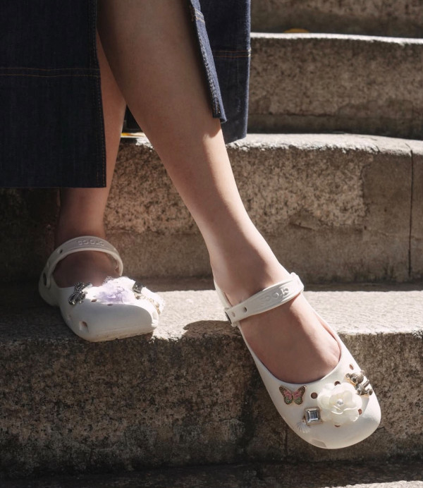 雨季外遊必備！Crocs3大防水速乾鞋款推介：厚底增高兼防臭/Hello Kitty聯乘系列/經典芭蕾風平底鞋 