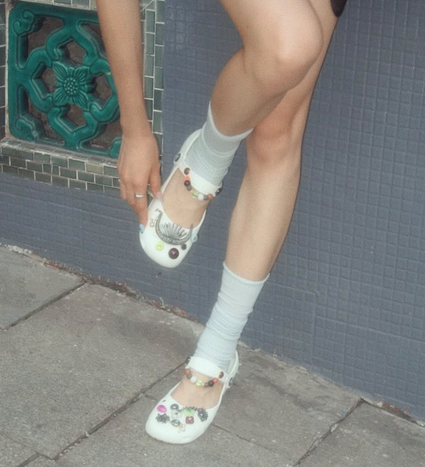 雨季外遊必備！Crocs3大防水速乾鞋款推介：厚底增高兼防臭/Hello Kitty聯乘系列/經典芭蕾風平底鞋 