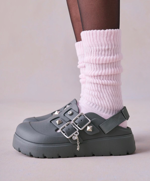 雨季外遊必備！Crocs3大防水速乾鞋款推介：厚底增高兼防臭/Hello Kitty聯乘系列/經典芭蕾風平底鞋 