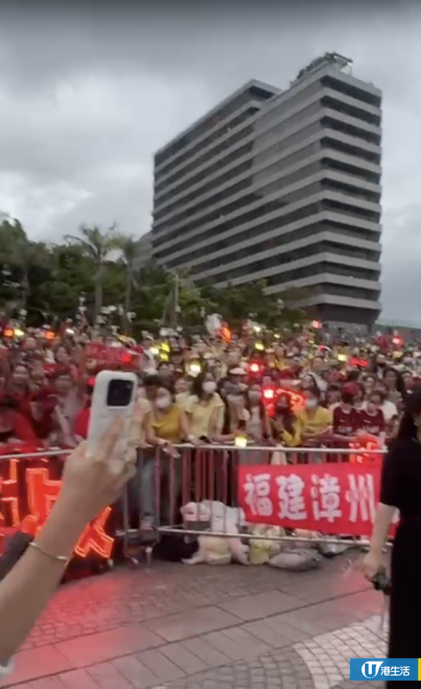 頂流巨星肖戰七夕旋風襲港現身尖沙咀！粉絲萬人空巷逼爆現場近乎癱瘓