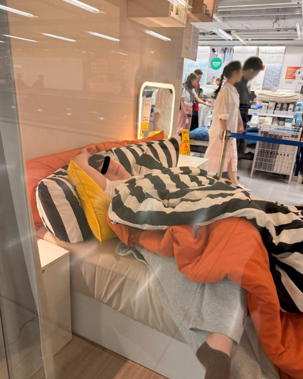 IKEA出新招打擊躺平客？陳列區驚現「公開試睡直播」 網民：可以整個龍虎榜