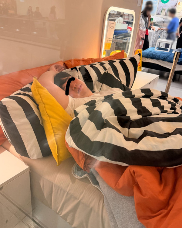 IKEA出新招打擊躺平客？陳列區驚現「公開試睡直播」 網民：可以整個龍虎榜