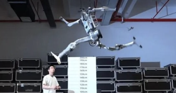 【有片】人形機械人挑戰田徑場！上一秒快過博爾特下一秒... 【附第二屆世界人形機械人運動會觀賽攻略】