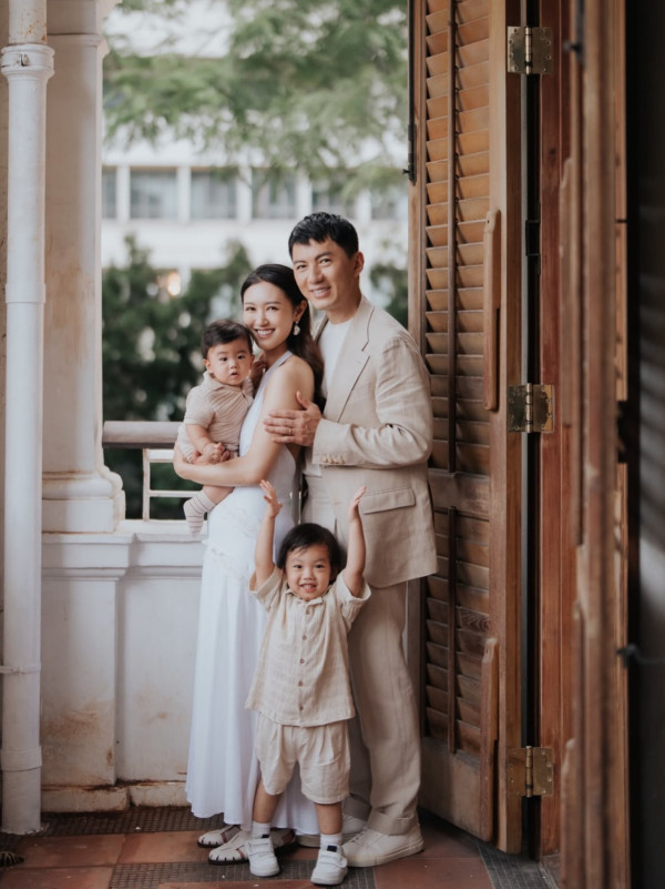 张宝儿晒全家福意外泄喜讯疑怀第3胎!肚凸凸孕味浓惹揣测4年抱3想追女