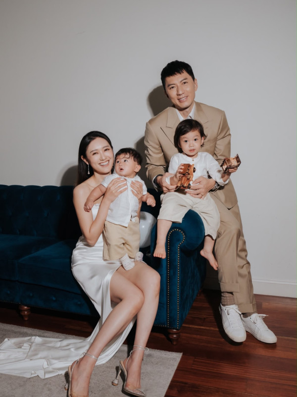 张宝儿晒全家福意外泄喜讯疑怀第3胎！肚凸凸孕味浓惹揣测4年抱3想追女