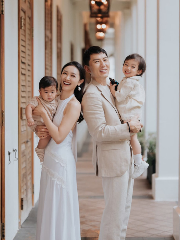 张宝儿晒全家福意外泄喜讯疑怀第3胎!肚凸凸孕味浓惹揣测4年抱3想追女
