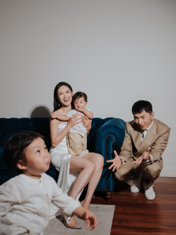 张宝儿晒全家福意外泄喜讯疑怀第3胎!肚凸凸孕味浓惹揣测4年抱3想追女