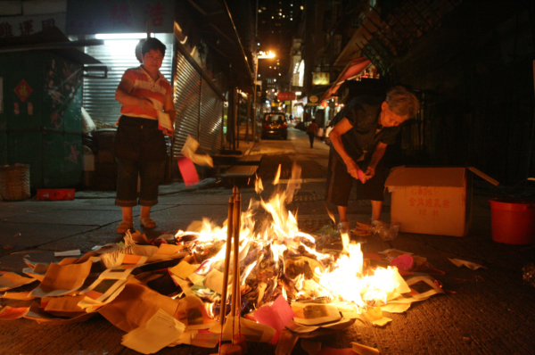 每逢農曆七月或盂蘭節，香港街頭都會不少人進行「燒街紙」（又稱燒街紙）儀式。（圖片來源︰HKET）