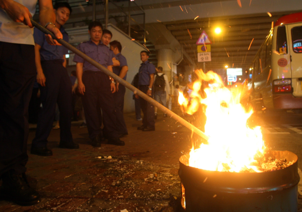 每逢農曆七月或盂蘭節，香港街頭都會不少人進行「燒街紙」（又稱燒街紙）儀式。（圖片來源︰HKET）