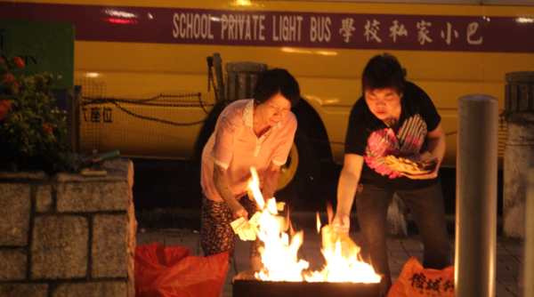 每逢農曆七月或盂蘭節，香港街頭都會不少人進行「燒街紙」（又稱燒街紙）儀式。（圖片來源︰HKET）