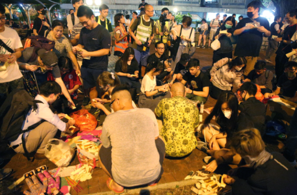 每逢農曆七月或盂蘭節，香港街頭都會不少人進行「燒街紙」（又稱燒街紙）儀式。（圖片來源︰HKET）