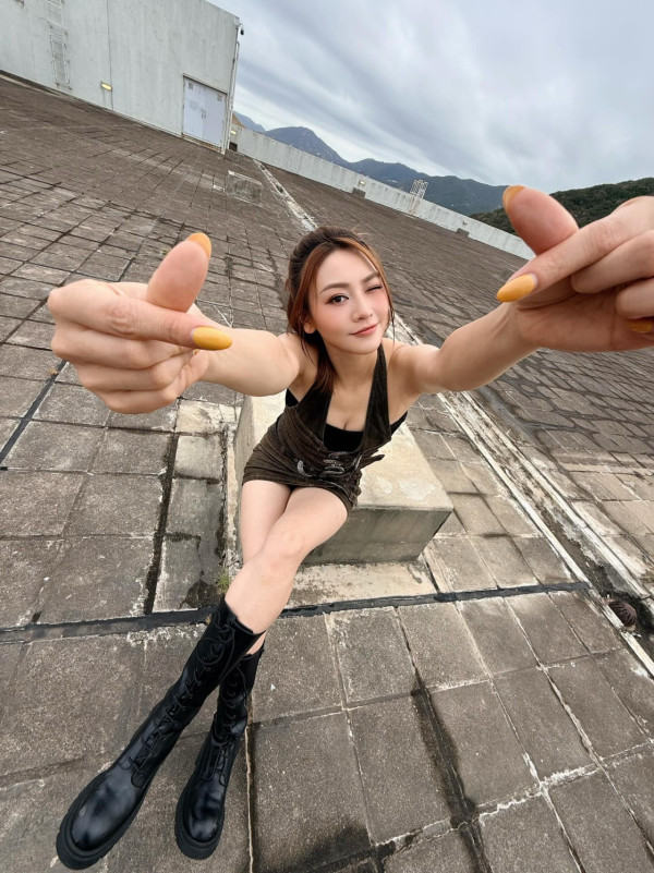 關嘉敏真空出戰國際比賽包攬冠亞季軍！超性感戰衣極限深V震撼網民眼球