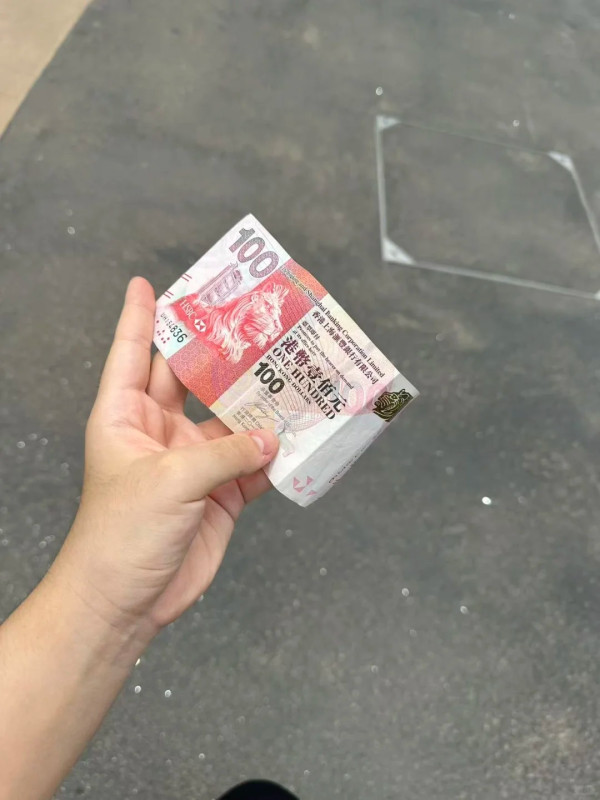 內地客香港迪士尼用餐驚喜獲隔壁桌塞0紙幣!原因引發網民熱議:可能係呢個習俗?