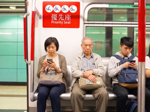 關愛座清泉!地鐵讓座遇「天使婆婆」見後生仔攰1句說話極體貼 網民:好人一生平安