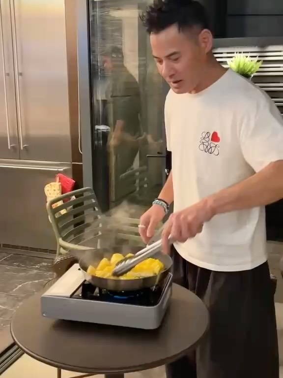 58歲黃智賢親揭4大極簡養生法！早餐堅持食呢兩樣嘢 凍齡熟男自律練出腹肌 