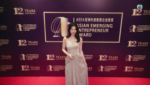《夫妻的博弈》陳曉華零重複造型極驚艷：2集換足8個造型 黑色高衩套裝裙最搶