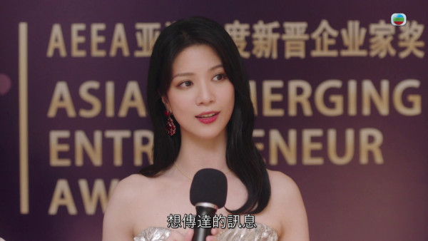 《夫妻的博弈》陳曉華零重複造型極驚艷：2集換足8個造型 黑色高衩套裝裙最搶