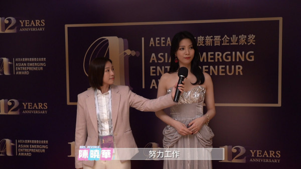 《夫妻的博弈》陳曉華零重複造型極驚艷：2集換足8個造型 黑色高衩套裝裙最搶