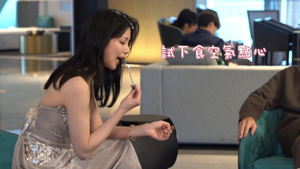 《夫妻的博弈》陳曉華零重複造型極驚艷:2集換足8個造型 黑色高衩套裝裙最搶
