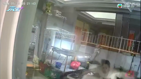印傭疏忽致1歲半BB遭燙傷！港媽查CCTV淚訴更驚人事實 困入蚊帳指嚇大笑