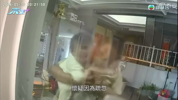 印傭疏忽致1歲半BB遭燙傷！港媽查CCTV淚訴更驚人事實 困入蚊帳指嚇大笑