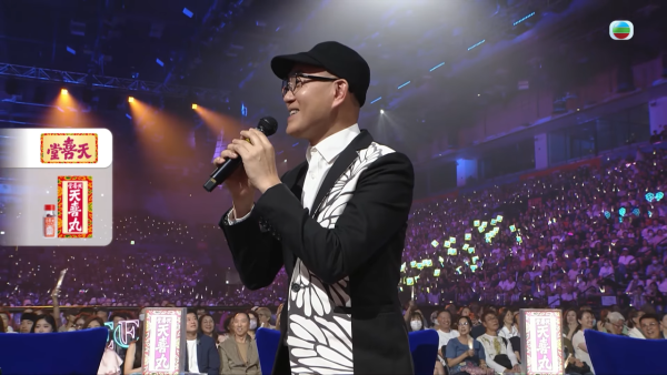 中年好声音4决赛｜巫启贤周国丰评审席上爆骂战 疑不满太高分当场激动起立反击