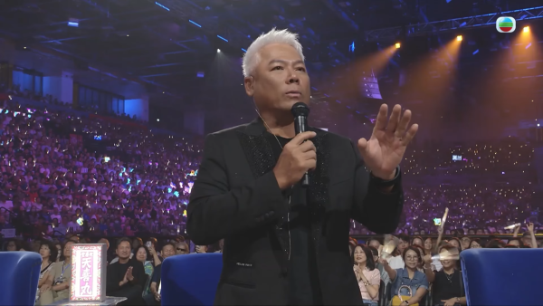 中年好声音4决赛｜巫启贤周国丰评审席上爆骂战 疑不满太高分当场激动起立反击