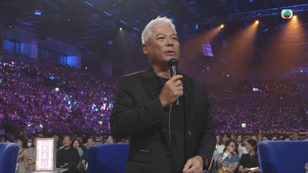 中年好声音4决赛｜巫启贤周国丰评审席上爆骂战 疑不满太高分当场激动起立反击
