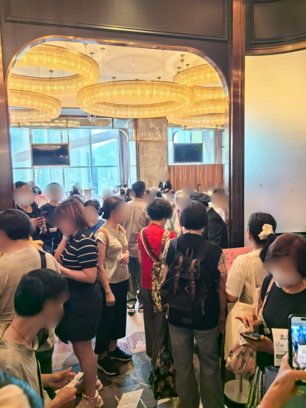 尖沙咀7蚊點心人龍排爆12樓到出街！封「早茶界薩莉亞」：9蚊食原隻鮑魚燒賣！