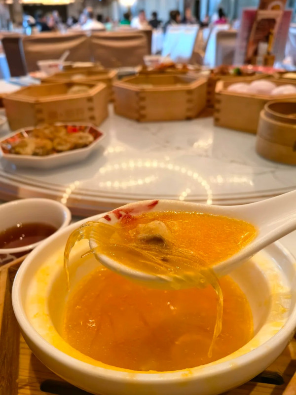 尖沙咀7蚊點心人龍排爆12樓到出街！封「早茶界薩莉亞」：9蚊食原隻鮑魚燒賣！