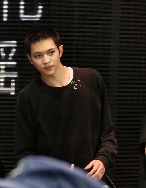 張智霖19歲仔仔魔童正面樣激似周嘉洛！最靚仔星二代高顏值罕曝光獲讚超越父母