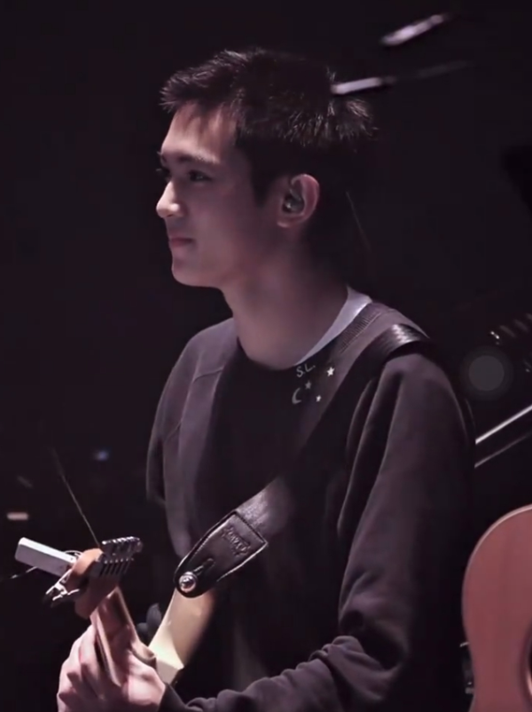 張智霖19歲仔仔魔童正面樣激似周嘉洛！最靚仔星二代高顏值罕曝光獲讚超越父母