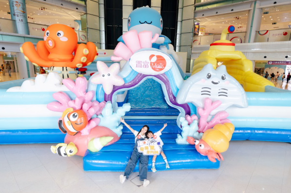 置富Malls“奇趣‘置’多FUN”近6米高巨型主题充气弹跳床(照片由相关机构提供)