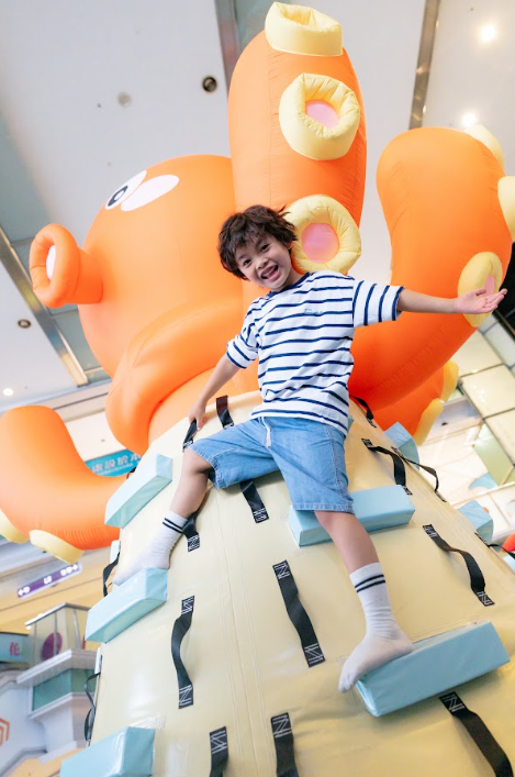 置富Malls“奇趣‘置’多FUN”近6米高巨型主题充气弹跳床(照片由相关机构提供)
