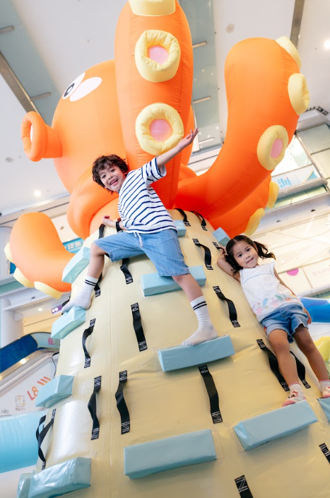 置富Malls“奇趣‘置’多FUN”近6米高巨型主题充气弹跳床(照片由相关机构提供)
