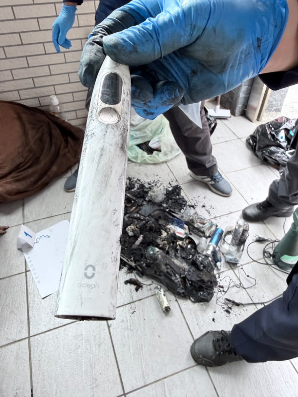 國產電動牙刷充電自燃！牆壁插座瞬即焦黑 消防拆解起火真相 警告：充電座放1地方極易短路