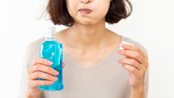 狂用漱口水驚見「黑毛舌」 醫生警告這一步做錯愈漱口愈發炎：等於對舌頭用刑