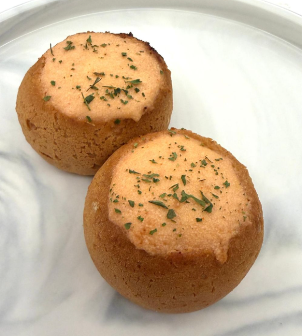 主打外脆內流心的法式布甸麵包的「嘉多娜餅店 Kadorar Bakery」,於市集限定推出「班蘭麻糬包」、「南瓜乳酪麻糬包」及「明太子芝士乳酪薯蓉QQ」。(相片由相關機構提供)