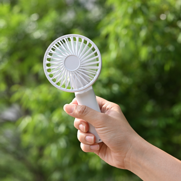 手提風扇烈日下猛吹隨時中暑？日本家電品牌教3招涼感翻倍 揭5大使用地雷 吹臉恐中招