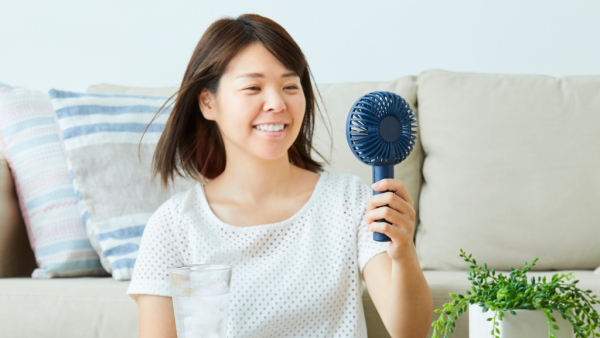手提風扇烈日下猛吹隨時中暑？日本家電品牌教3招涼感翻倍 揭5大使用地雷 吹臉恐中招