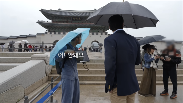 Super Junior崔始源雨中導賞景福宮！禮貌勸阻外國遊客食煙 網民大讚：正直的愛國青年 