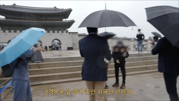Super Junior崔始源雨中導賞景福宮！禮貌勸阻外國遊客食煙 網民大讚：正直的愛國青年 