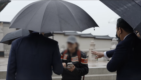Super Junior崔始源雨中導賞景福宮！禮貌勸阻外國遊客食煙 網民大讚：正直的愛國青年 