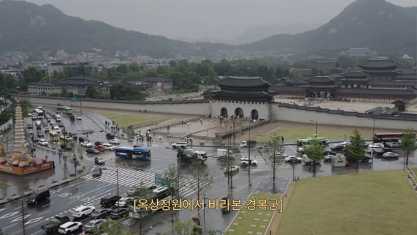 Super Junior崔始源雨中導賞景福宮！禮貌勸阻外國遊客食煙 網民大讚：正直的愛國青年 