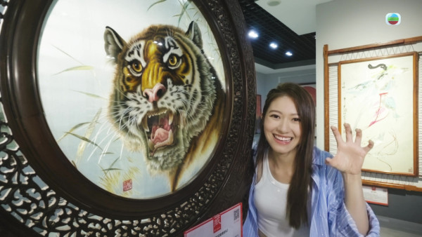 香港小姐2026|最新宣傳片為決賽預熱!大熱2號李澤欣「母獅」上身 魏欣緊身衣做瑜珈
