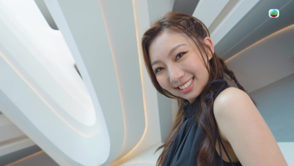 香港小姐2026|最新宣傳片為決賽預熱!大熱2號李澤欣「母獅」上身 魏欣緊身衣做瑜珈