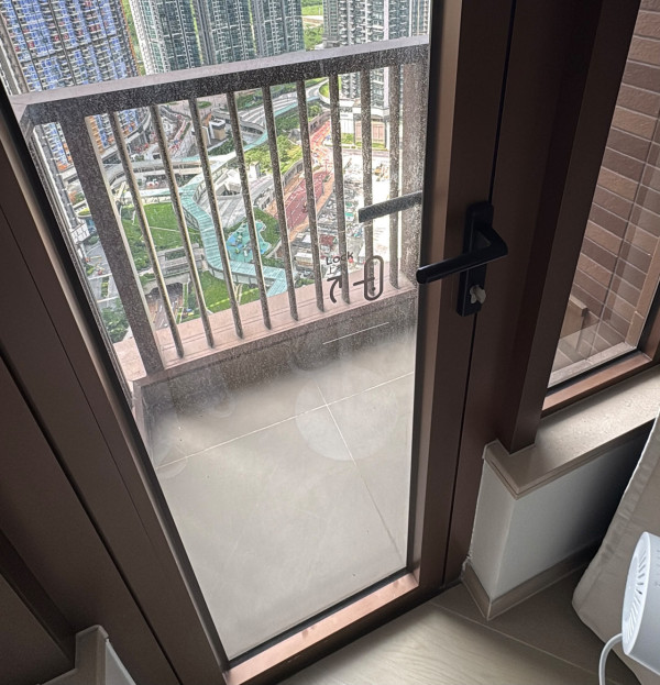 新樓蚊型工作平台被批廢位!業主痛批花幾十萬買垃圾!網民出奇招變超活用神區